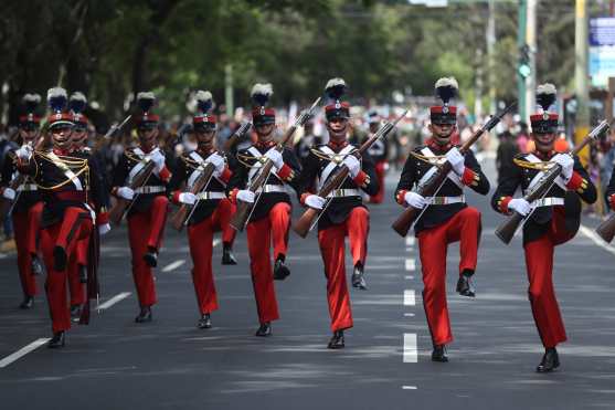 Cadetes de la Escuela Politécnica encabezaron el desfile. Foto Prensa Libre. Esbin García