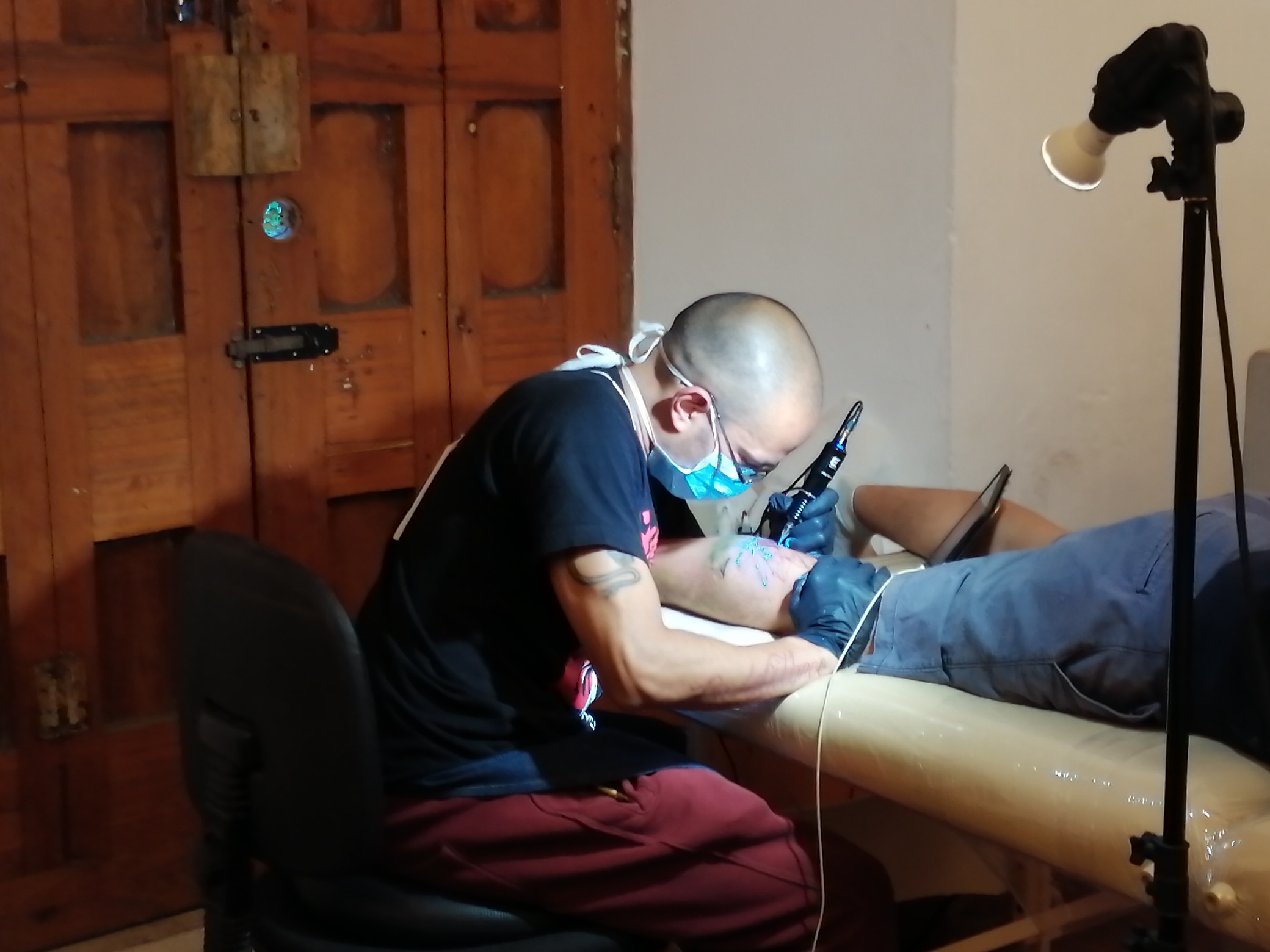 Este sábado los amantes de los tatuajes pueden acudir a Casa No´j a partir de las 10 horas. (Foto Prensa Libre: María Longo) 