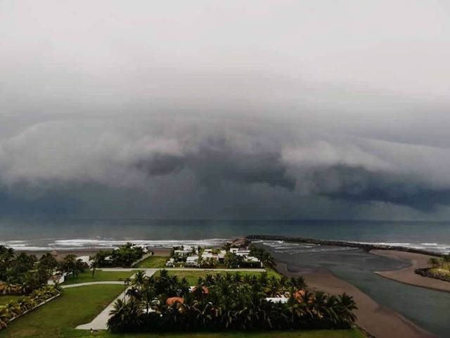 Nube captada en Puerto San José, Escuintla. (Foto Prensa Libre: Tomada de la página Meteorología GT. Crédito: Enrique Blanco). 