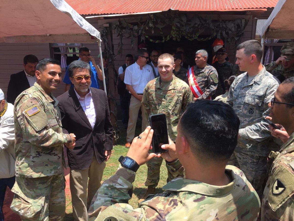 El embajador de EE. UU. en Guatemala, Luis Arriaga (de saco), junto con militares estadounidenses en Huehuetenango, durante la inauguración de un programa de ayuda. (Foto Prensa Libre: @usembassyguate)
