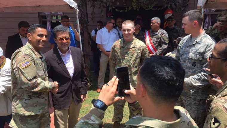El embajador de EE. UU. en Guatemala, Luis Arriaga (de saco), junto con militares estadounidenses en Huehuetenango, durante la inauguración de un programa de ayuda. (Foto Prensa Libre: @usembassyguate)
