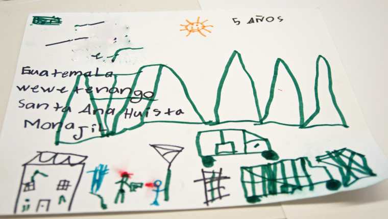 Las armas y la sangre son una constante en los dibujos de niños migrantes. (Foto Prensa Libre: EFE)