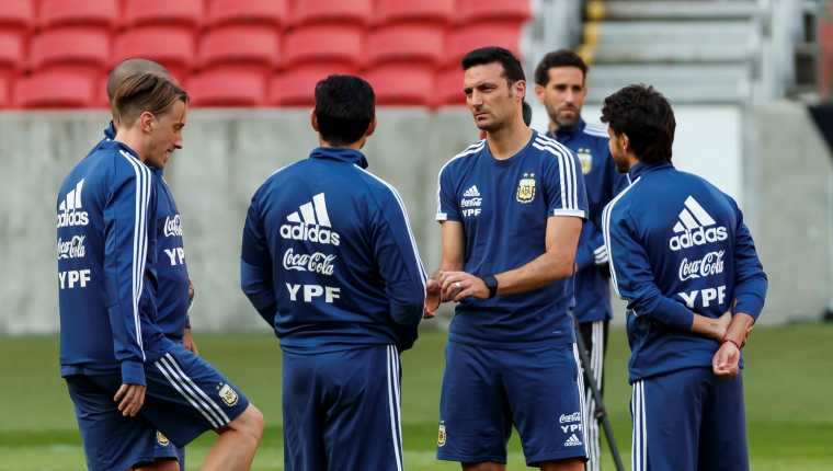 El entrenador de la selección de futbol de Argentina, Lionel Scaloni participa en un entrenamiento en el estadio Beira Río de la ciudad de Porto Alegre (Brasil). (Foto Prensa Libre: EFE).