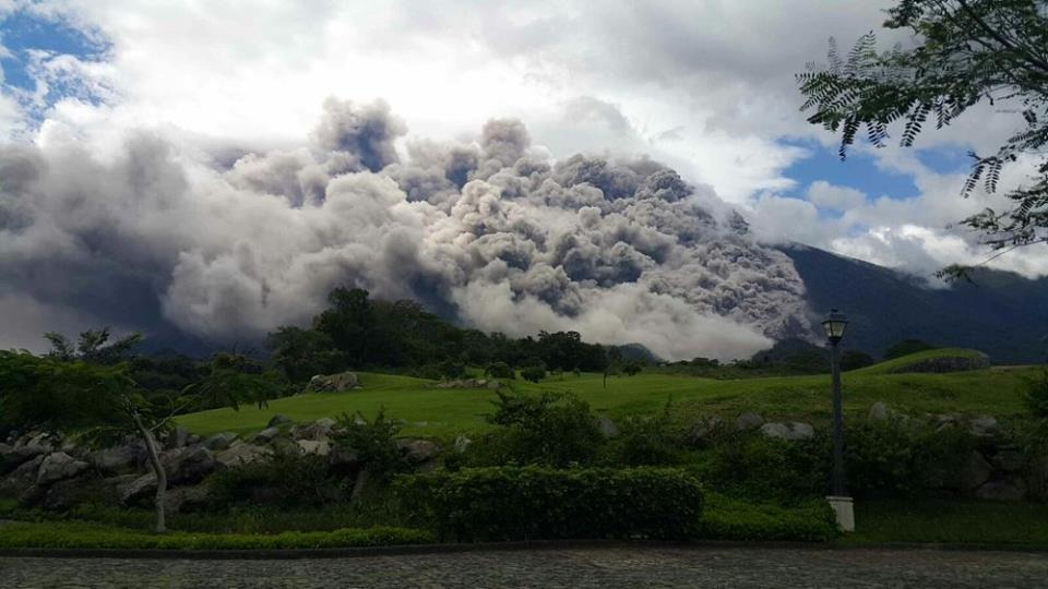 Vista de la erupción del Volcán de Fuego desde áreas aledañas, en junio del 2018. (Foto Prensa Libre: Hemeroteca PL)