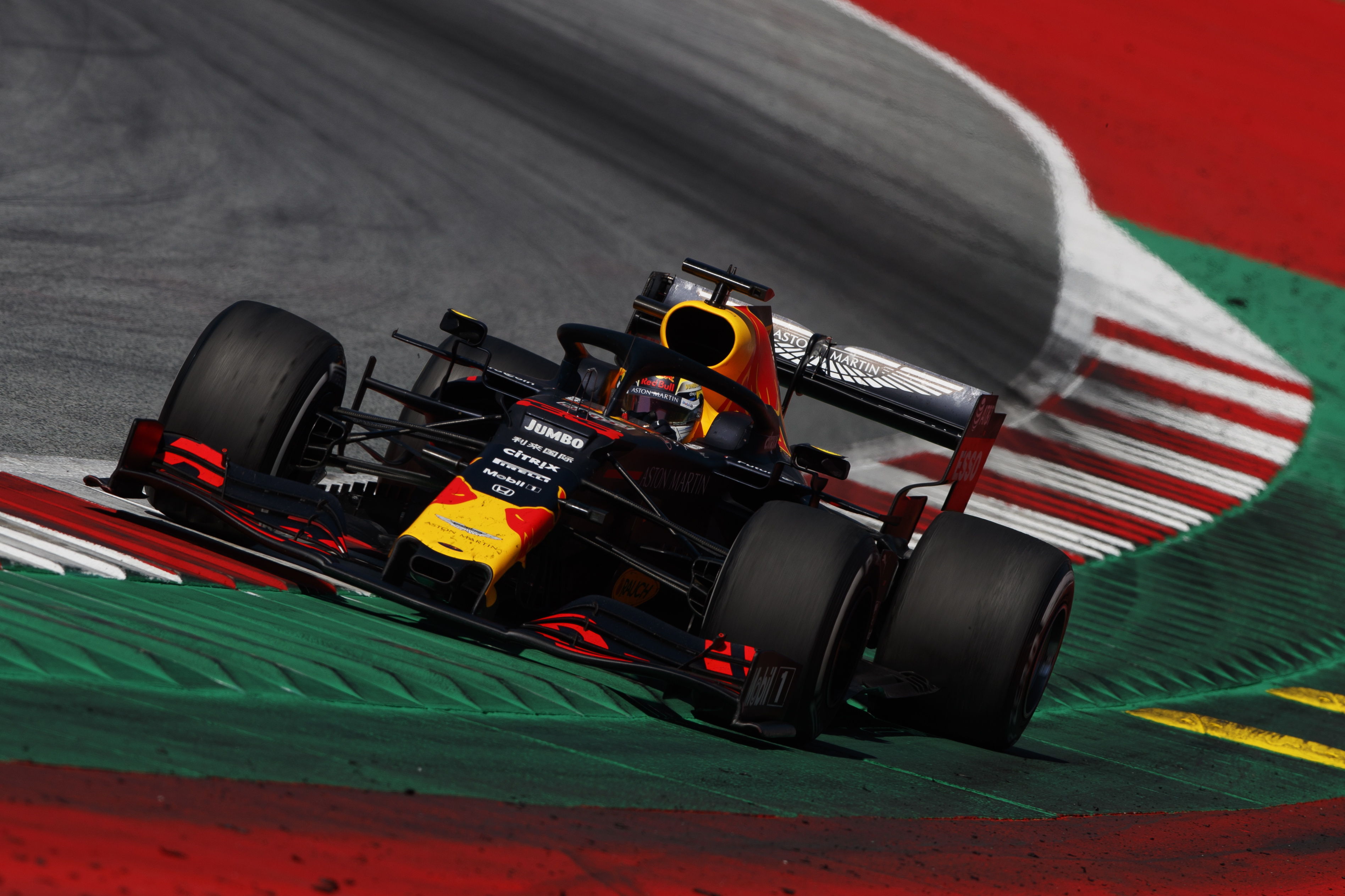 Max Verstappen del  Red Bull Racing en plena acción. (Foto Prensa Libre: EFE)