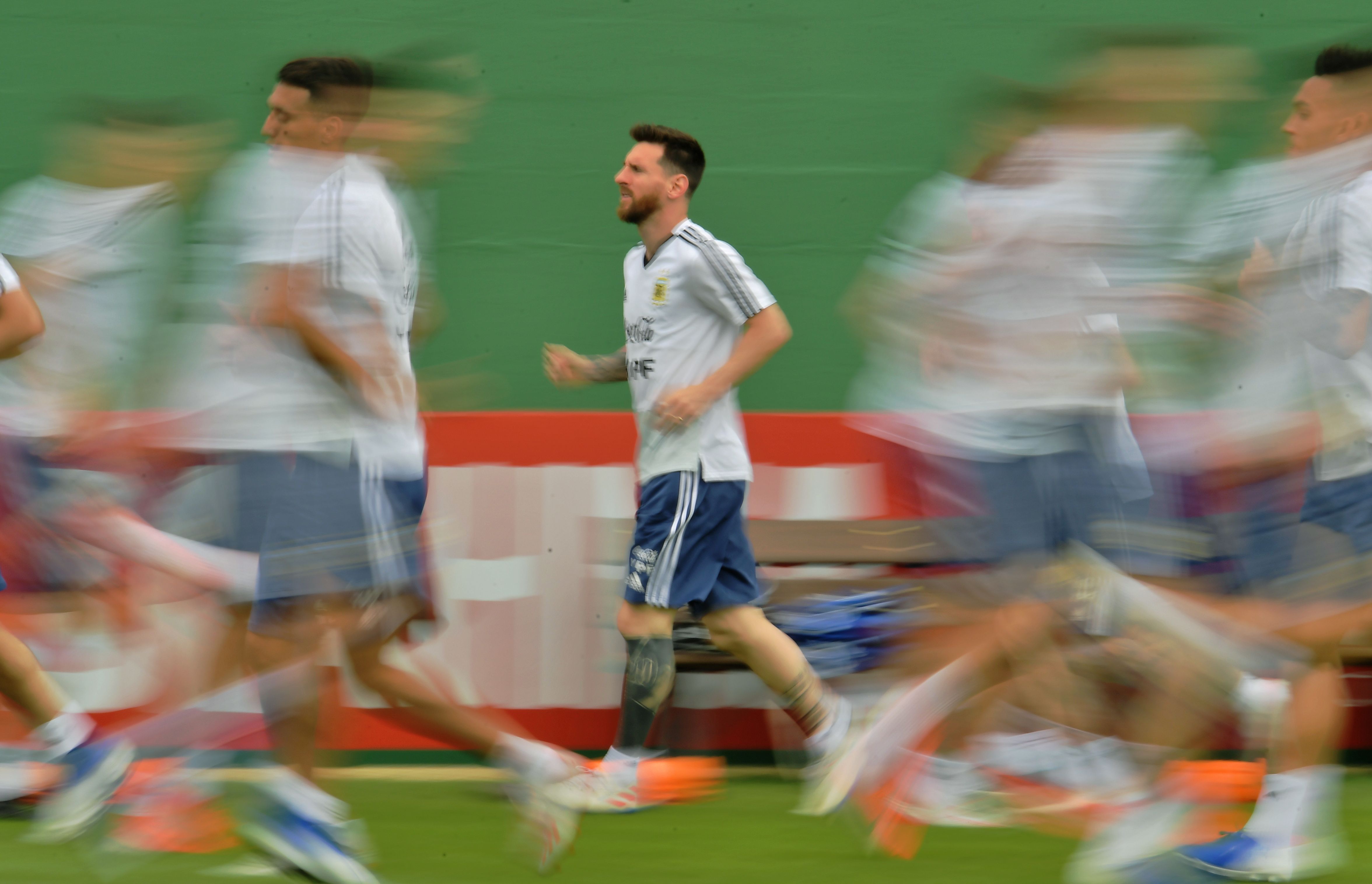 Lionel Messi captado en un entrenamiento con la Selección de Argentina, en Río e Janeiro, previo al duelo contra Venezuela. (Foto Prensa Libre: AFP).