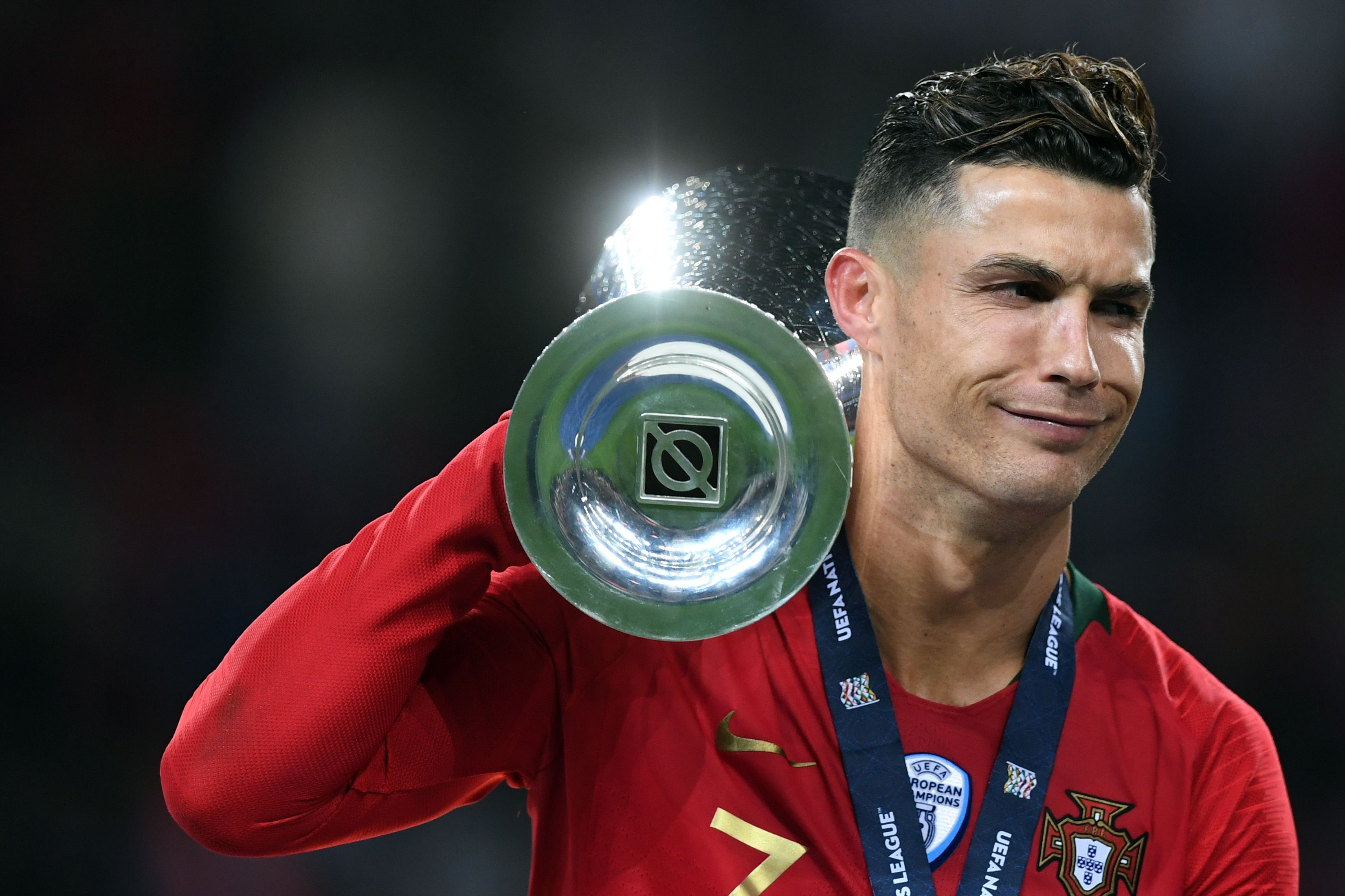 Así presumió Cristiano Ronaldo el trofeo conquistado con Portugal. (Foto Prensa Libre: AFP)
