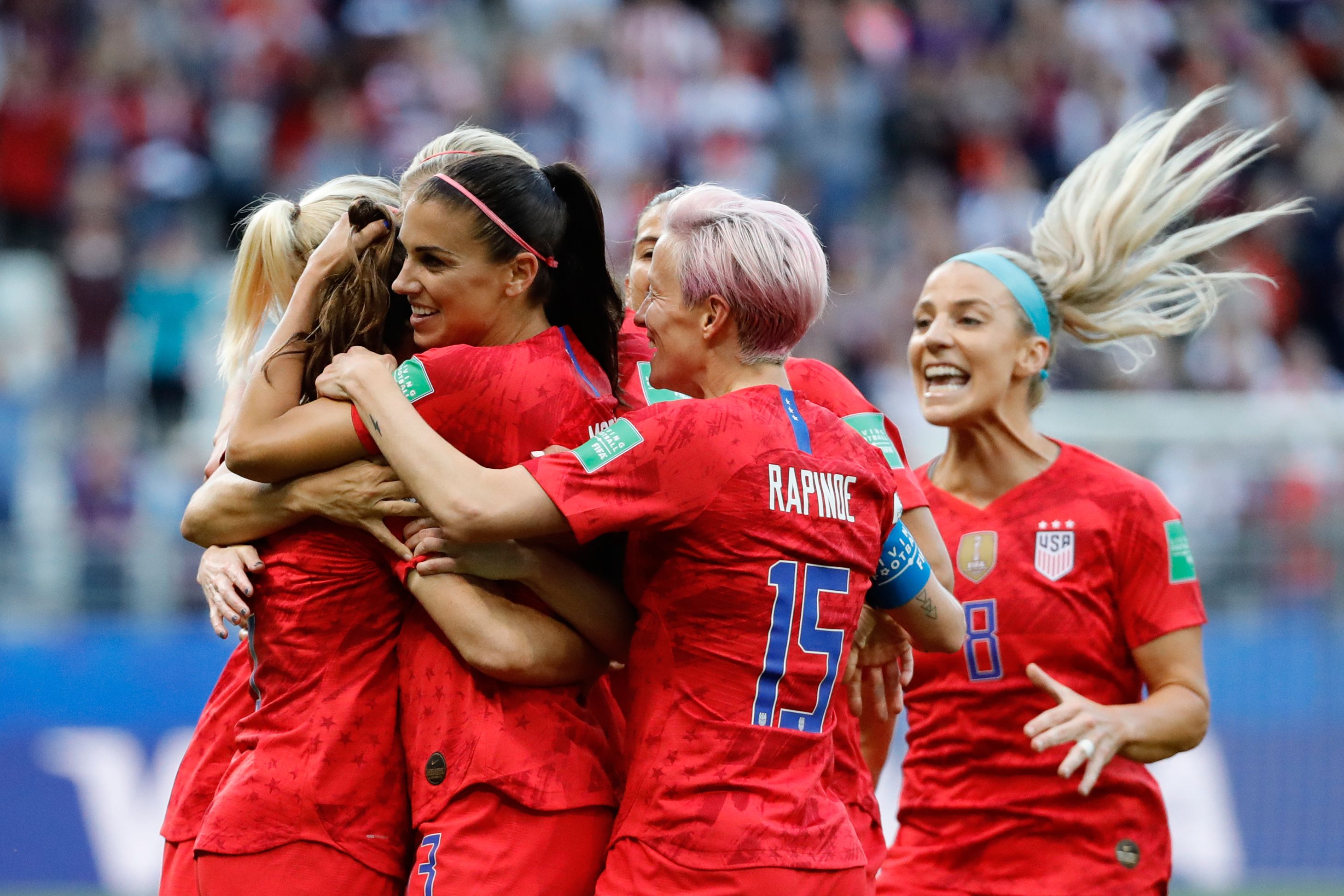 Alex Morgan (2L) celebra con sus compañeras, uno de sus cinco goles. (Foto Prensa Libre: AFP)