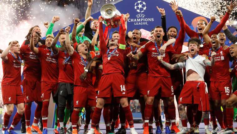 Los jugadores del Liverpool levantan la Copa de Europa tras vencer en la final al Tottenham por 2-0 disputada esta noche en el estadio Wanda Metropolitano, en Madrid. (Foto Prensa Libre: EFE)