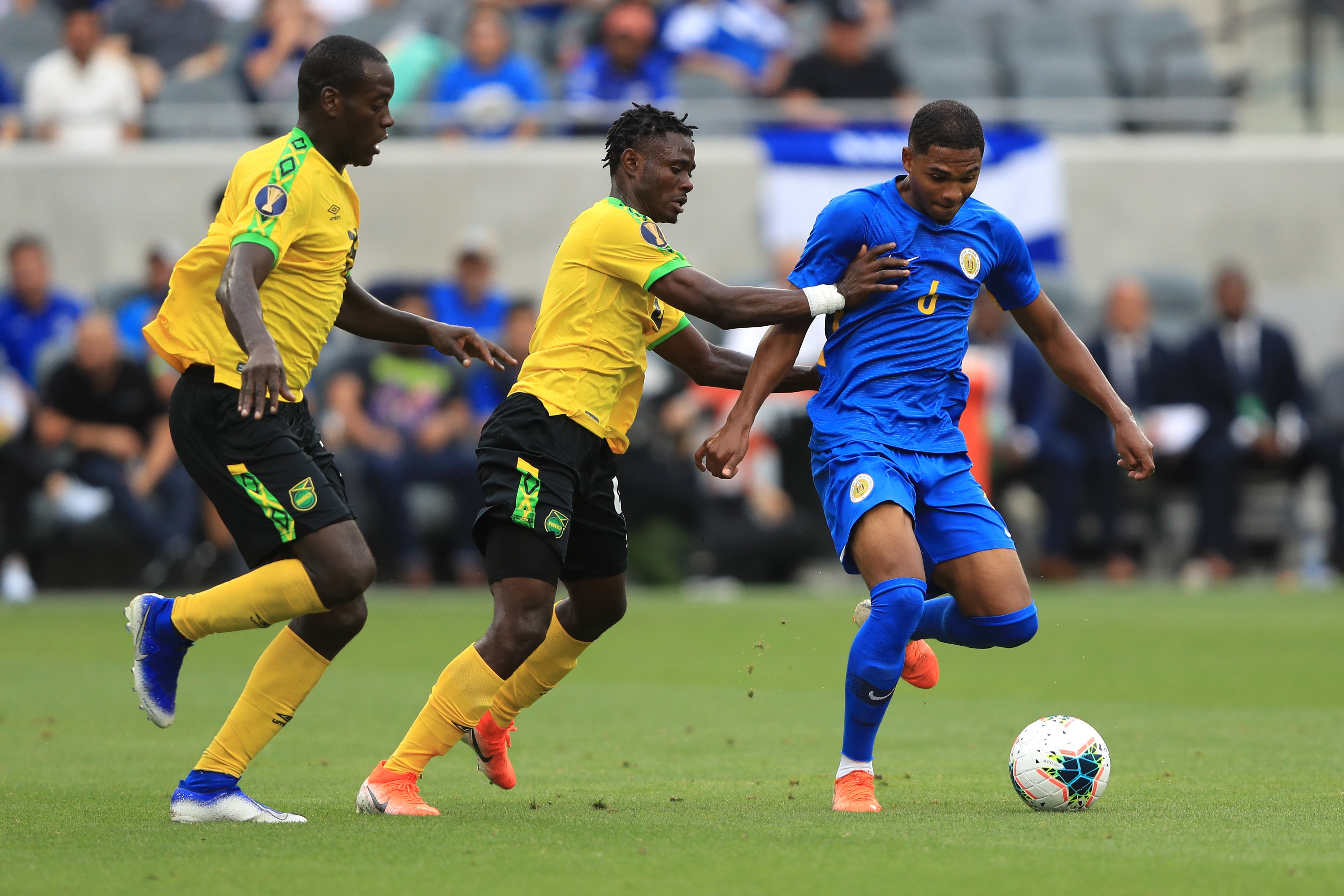 Jamaica y Curazao nivelaron 1-1 en duelo de la tercera fecha del Grupo C, que se disputó en el Banc Of California Stadium. (Foto Prensa Libre: AFP).