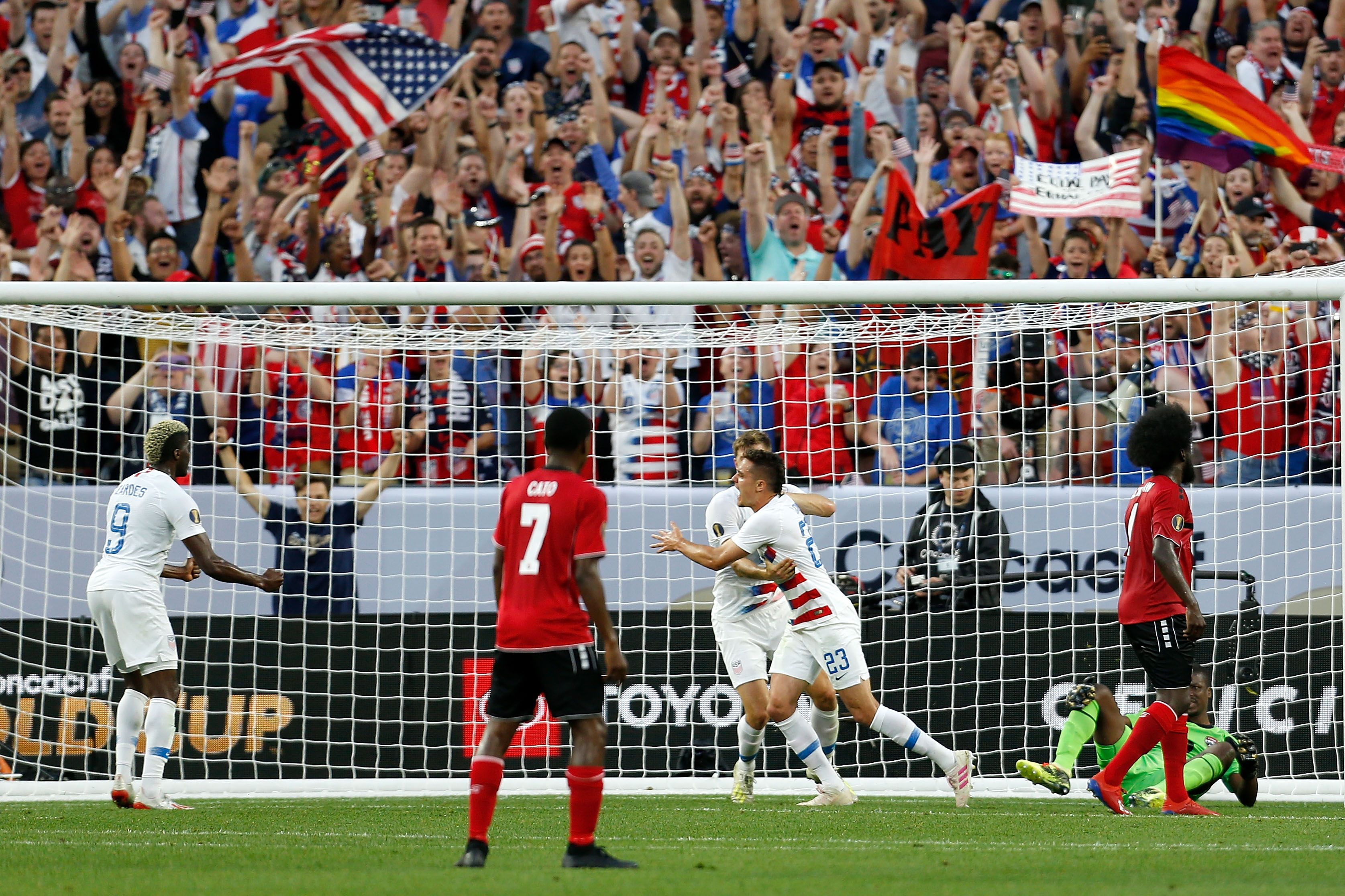 Aaron Long (23), marca el 1-0 provisional de Estados Unidos contra Trinidad y Tobago. (Foto Prensa Libre: AFP).