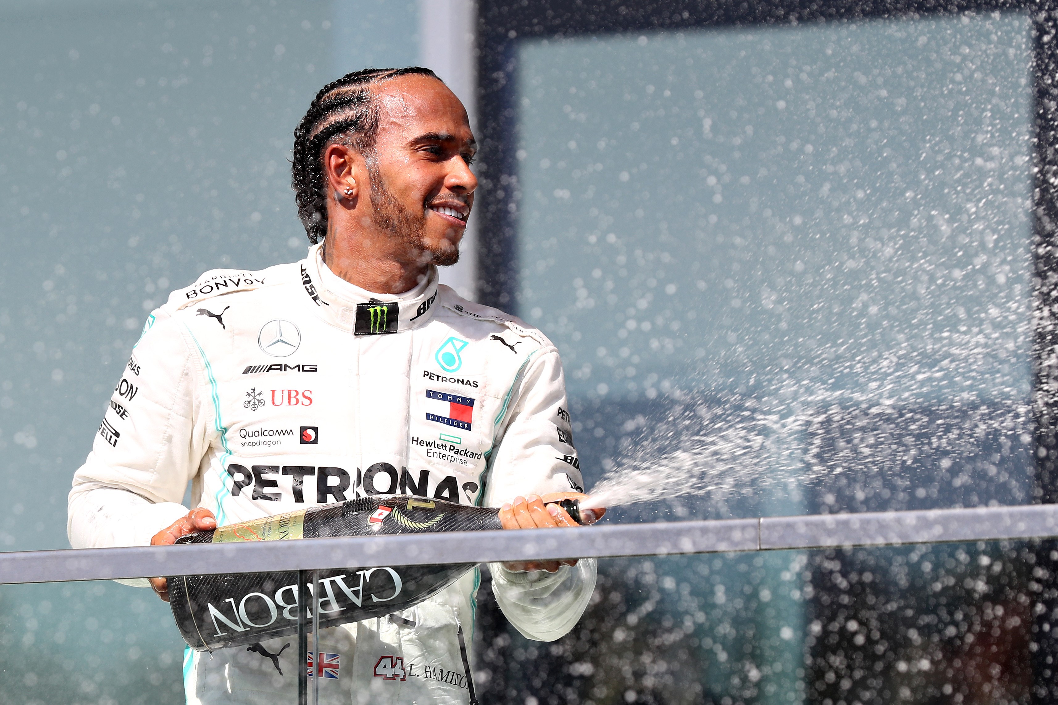 El inglés Lewis Hamilton festeja después de haber ganado el Gran Premio de Canadá. (Foto Prensa Libre: AFP).