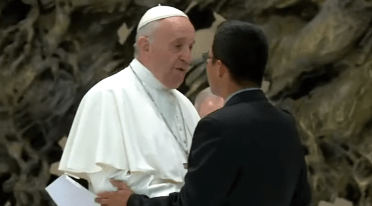 El guatemalteco Diego Martínez se presenta ante el papa Francisco. (Foto Prensa Libre: Tomada del video de Vatican News).