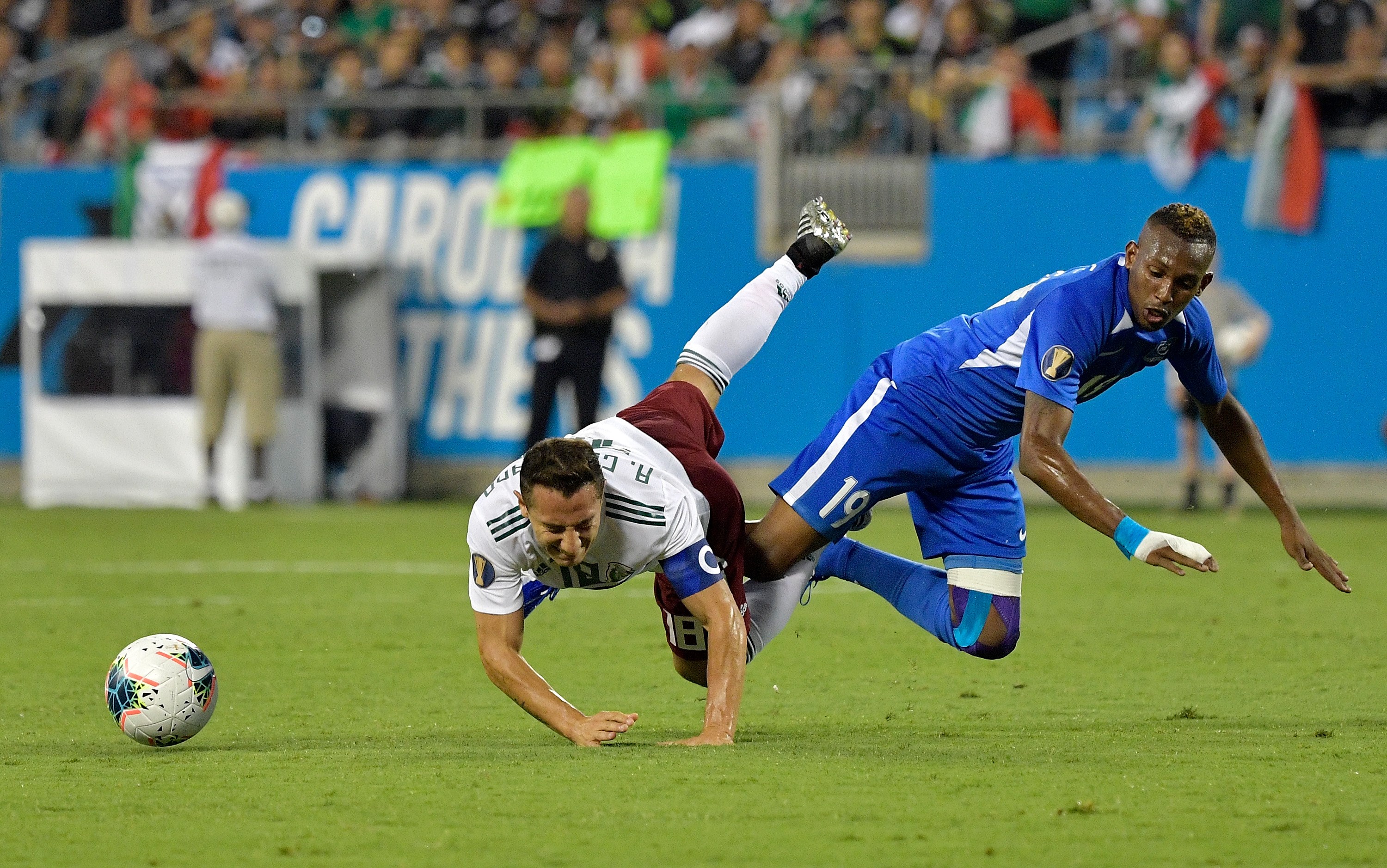 Andres Guardado de México y Daniel Herelle de Martinica disputan un balón. (Foto Prensa Libre: AFP)