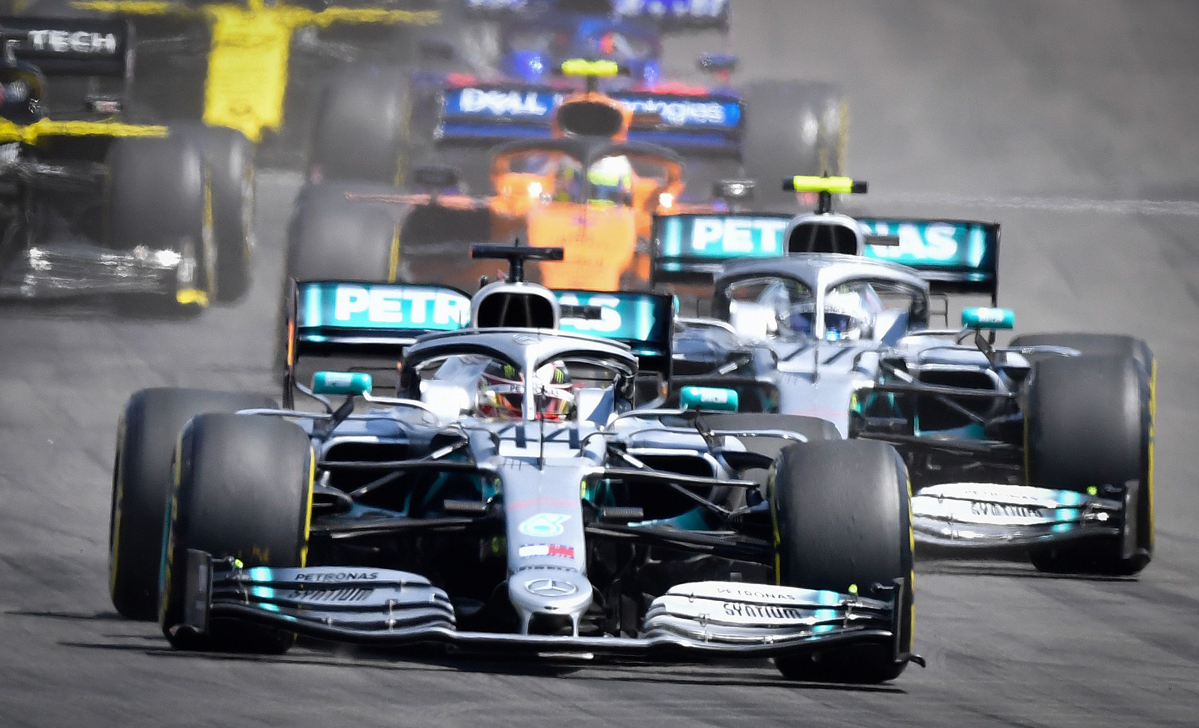 El británico Lewis Hamilton (al frente) de la escudería Mercedes se impuso en el Gran Premio de Francia, en el  Circuito Paul Ricard. (Foto Prensa Libre: AFP)