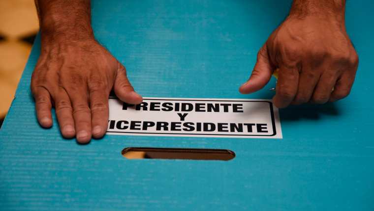Los migrantes únicamente podían votar por candidato presidencial y vicepresidencial (Foto Prensa Libre: AFP)