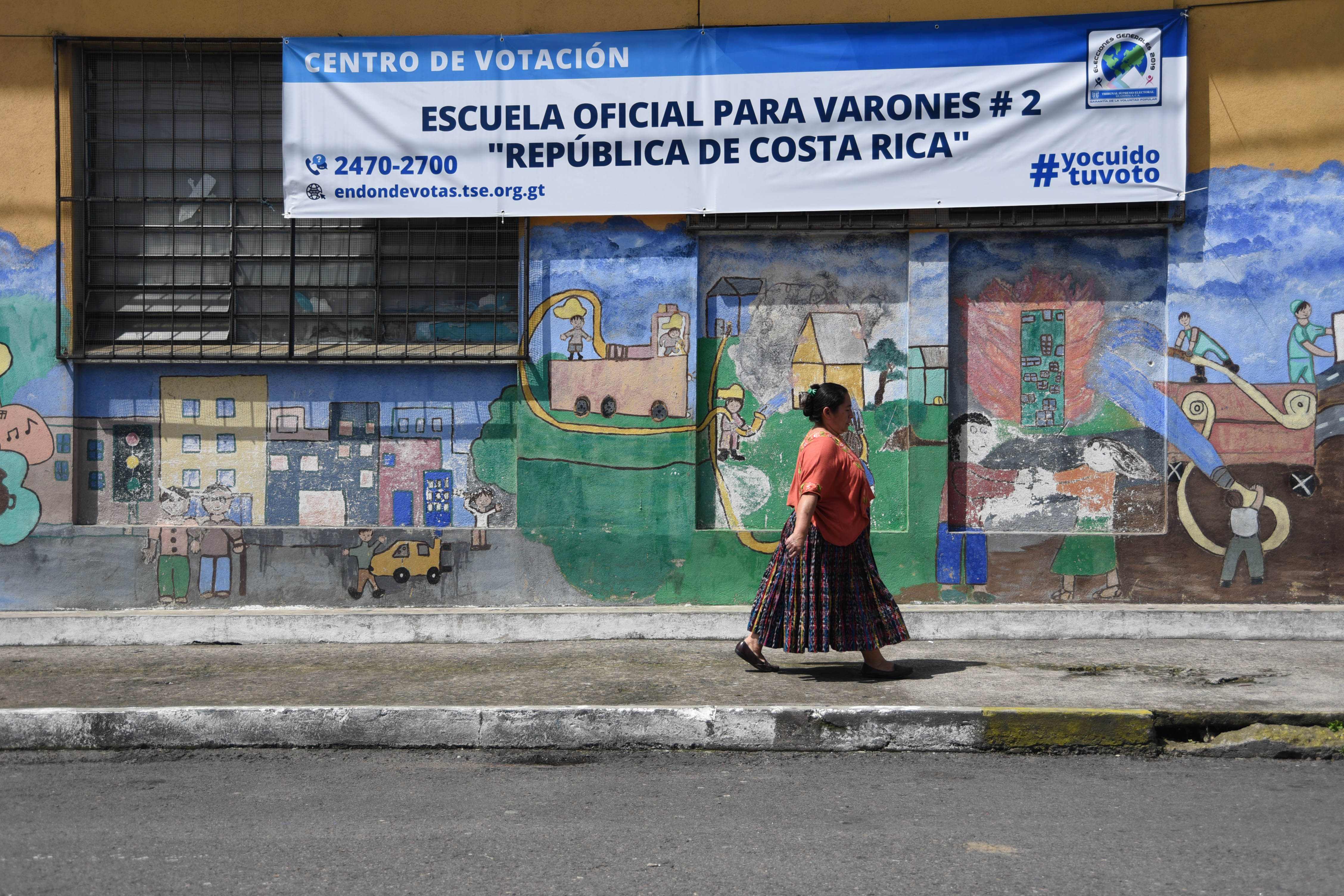 Los guatemaltecos acuden a las urnas este 16 de junio para elegir a sus autoridades. (Foto Prensa Libre: AFP)