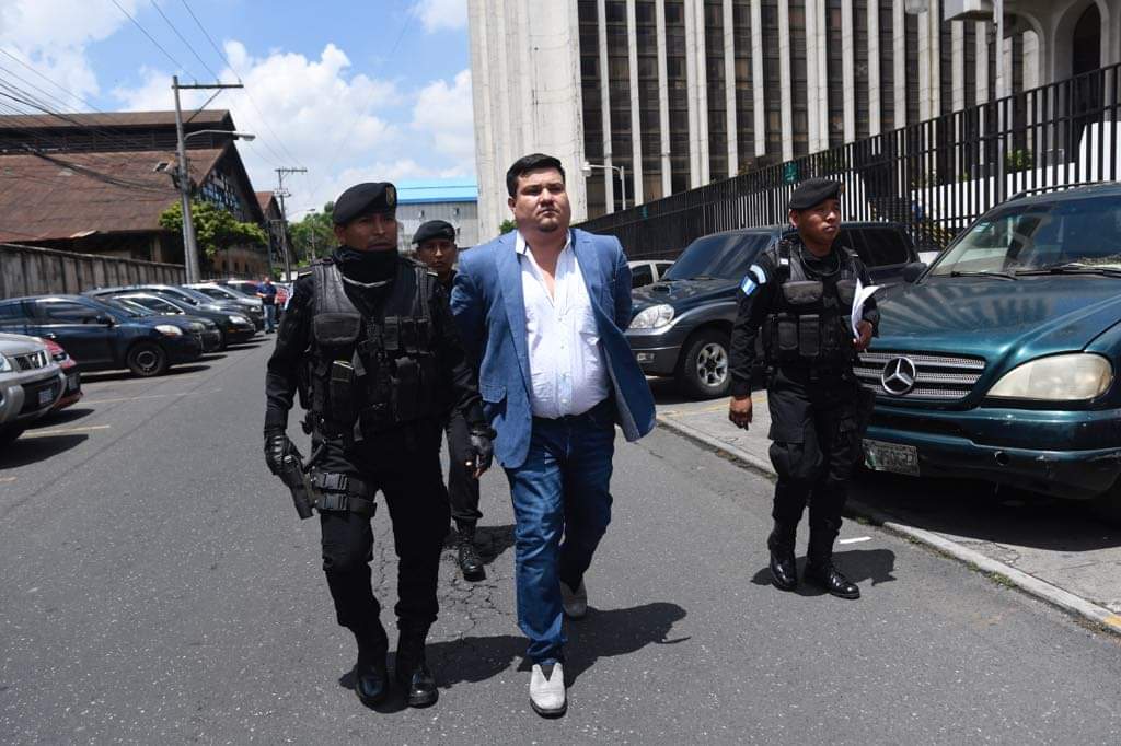 Después de haber comparecido en un tribunal, Gary Othoniel Paredes Mazariegos fue enviado a la cárcel Mariscal Zavala. (Foto Prensa Libre: Kenneth Monzón)