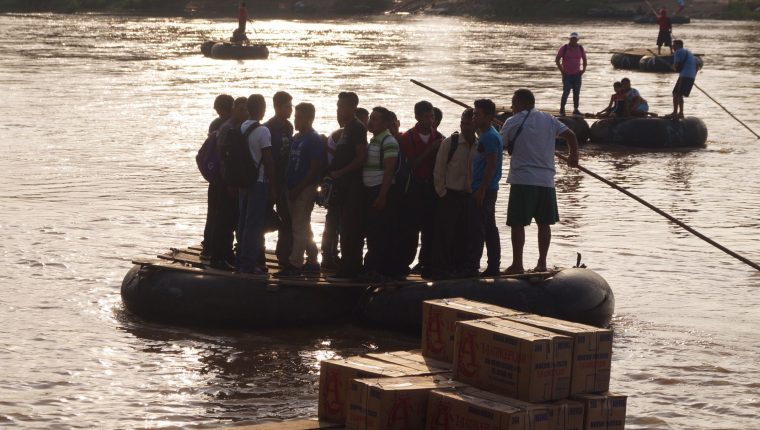 MEX5131. RÍO SUCHIATE (MÉXICO), 17/06/2019.- Migrantes cruzan el río Suchiate desde Guatemala este lunes, en el estado de Chiapas (México). EFE/ Carlos López