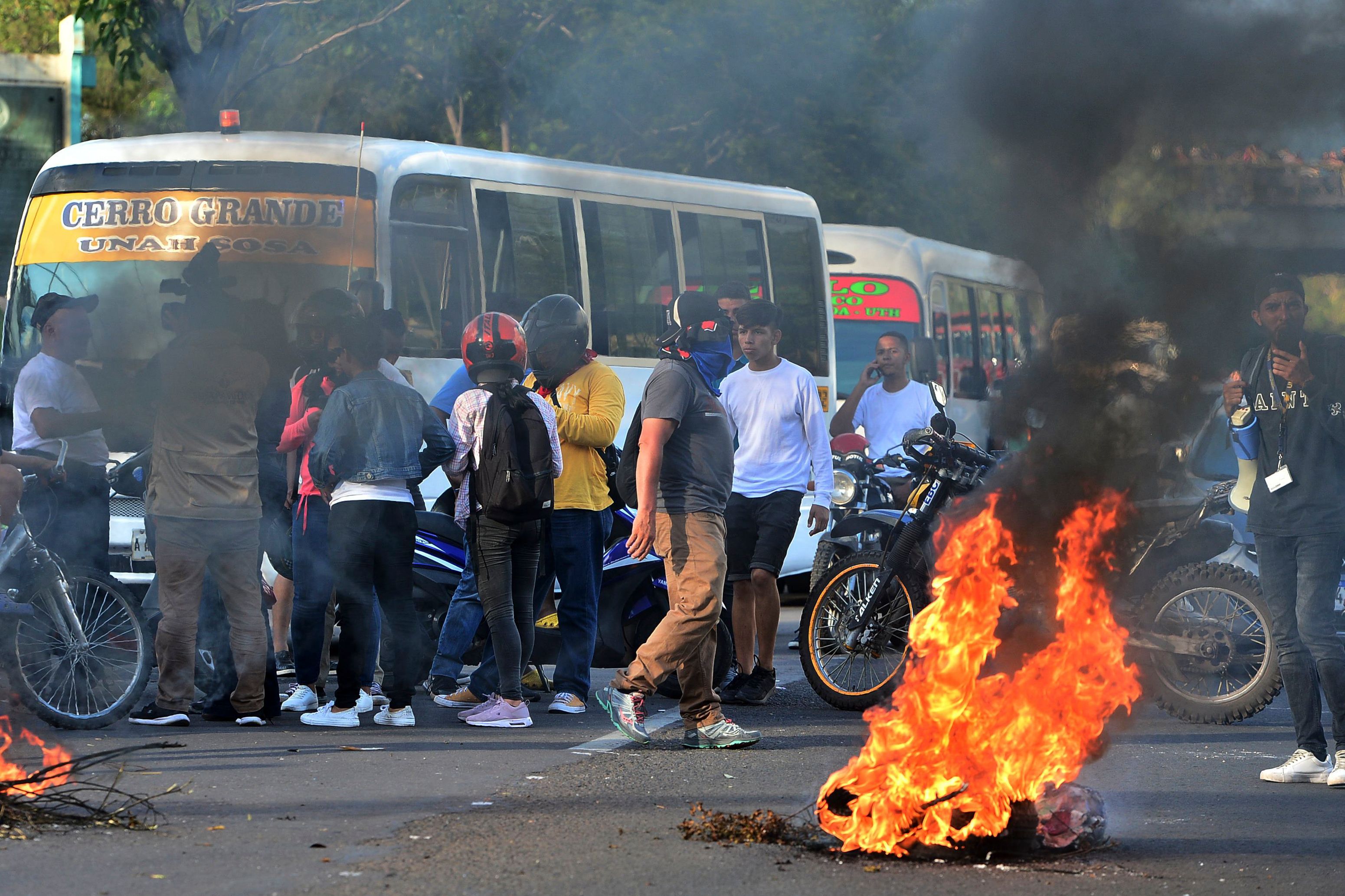 Estudiantes de la Universidad Autónoma de Honduras también protestan en Tegucigalpa contra el gobierno de Juan Orlando Hernández. (Foto Prensa Libre: AFP)