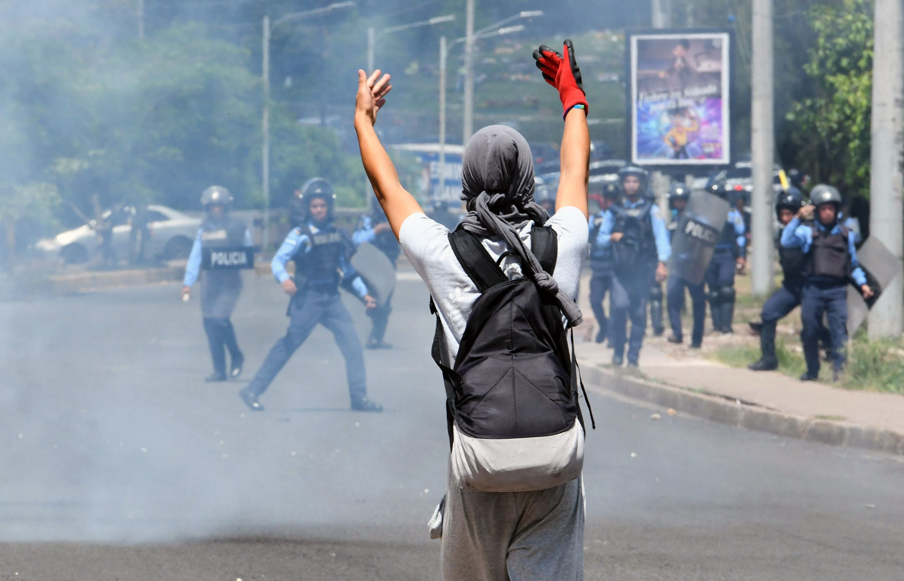 Estudiantes universitarios se enfrentan con la Policía en Tegucigalpa. (Foto Prensa Libre: AFP)