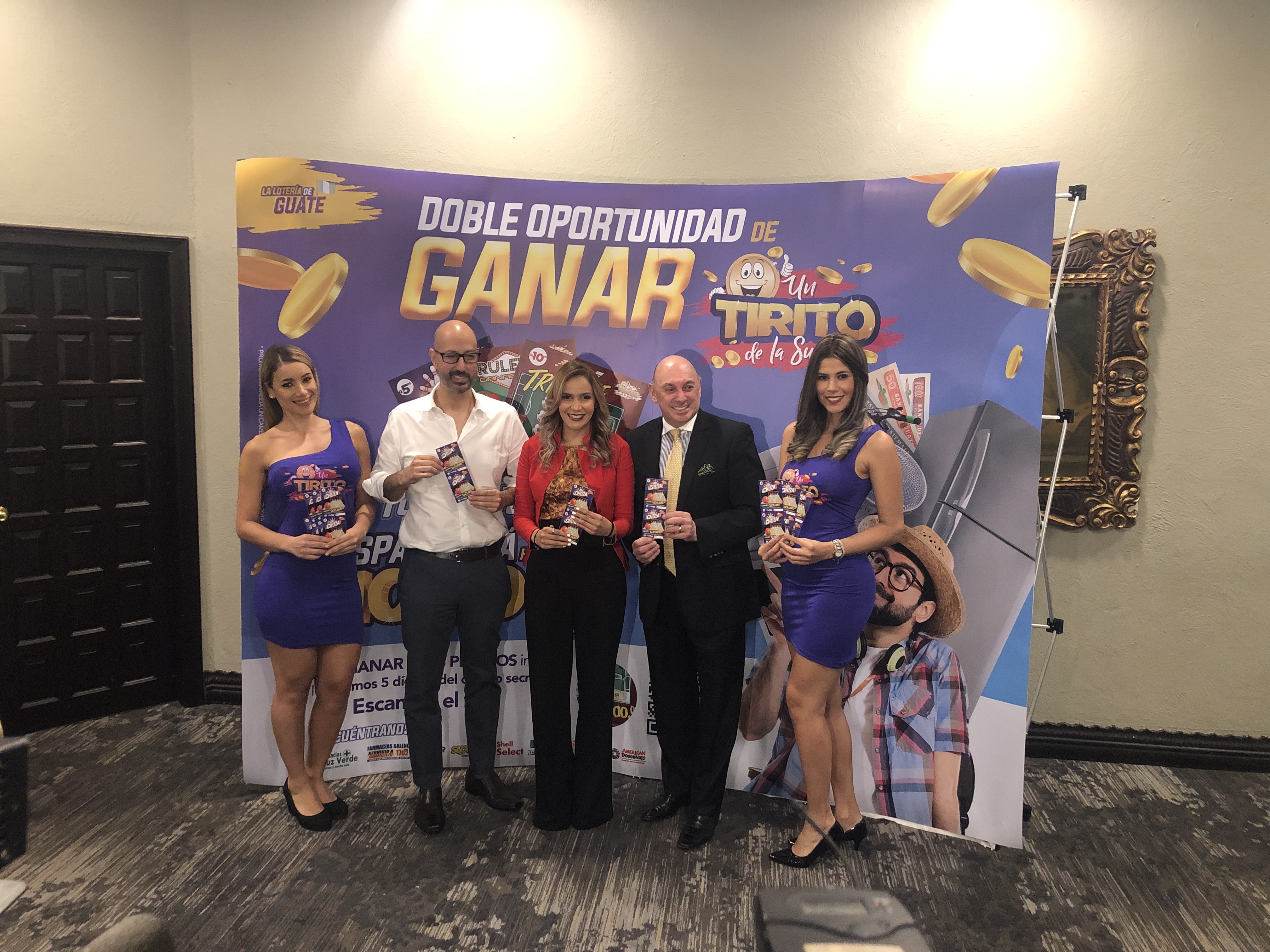 Personeros de La Lotería de Guatemala presentaron las dos nuevas opciones de ganar dinero en efectivo y muchos premios más. (Foto Prensa Libre: cortesía La Lotería de Guatemala)
