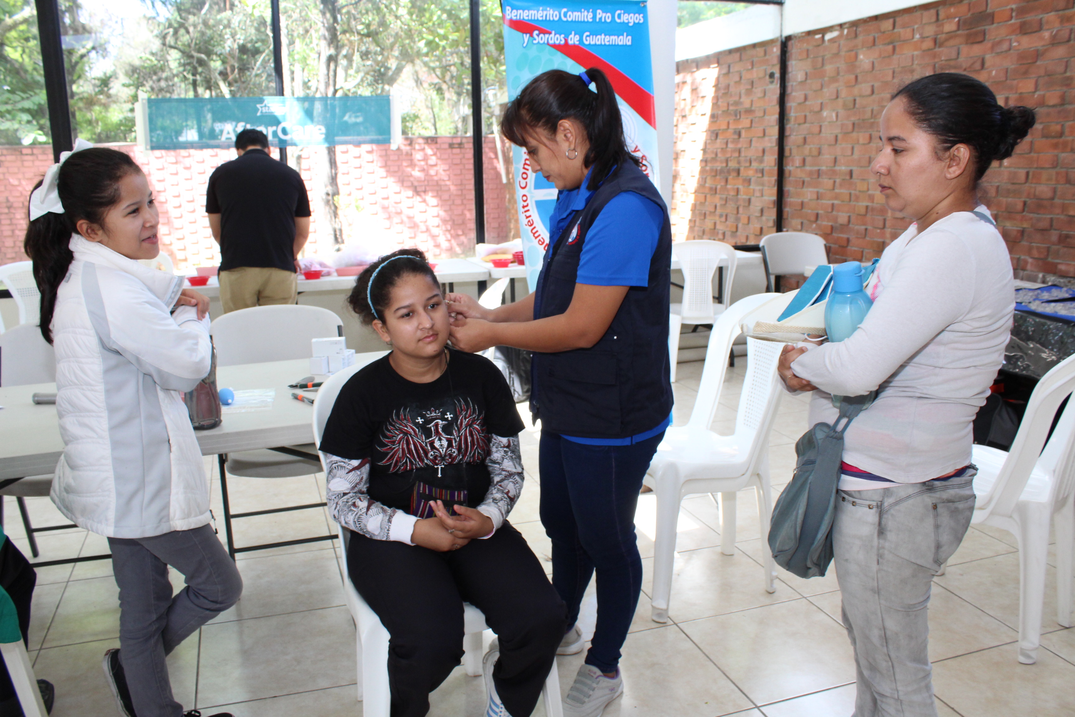 En el Benemérito Comité Pro-Ciegos y Sordos realizó la donación de los auxiliares auditivos. (Foto Prensa Libre: Norvin Mendoza)  