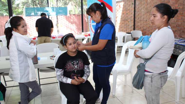 En el Benemérito Comité Pro-Ciegos y Sordos se realizó la donación de los auxiliares auditivos. Foto Norvin Mendoza  