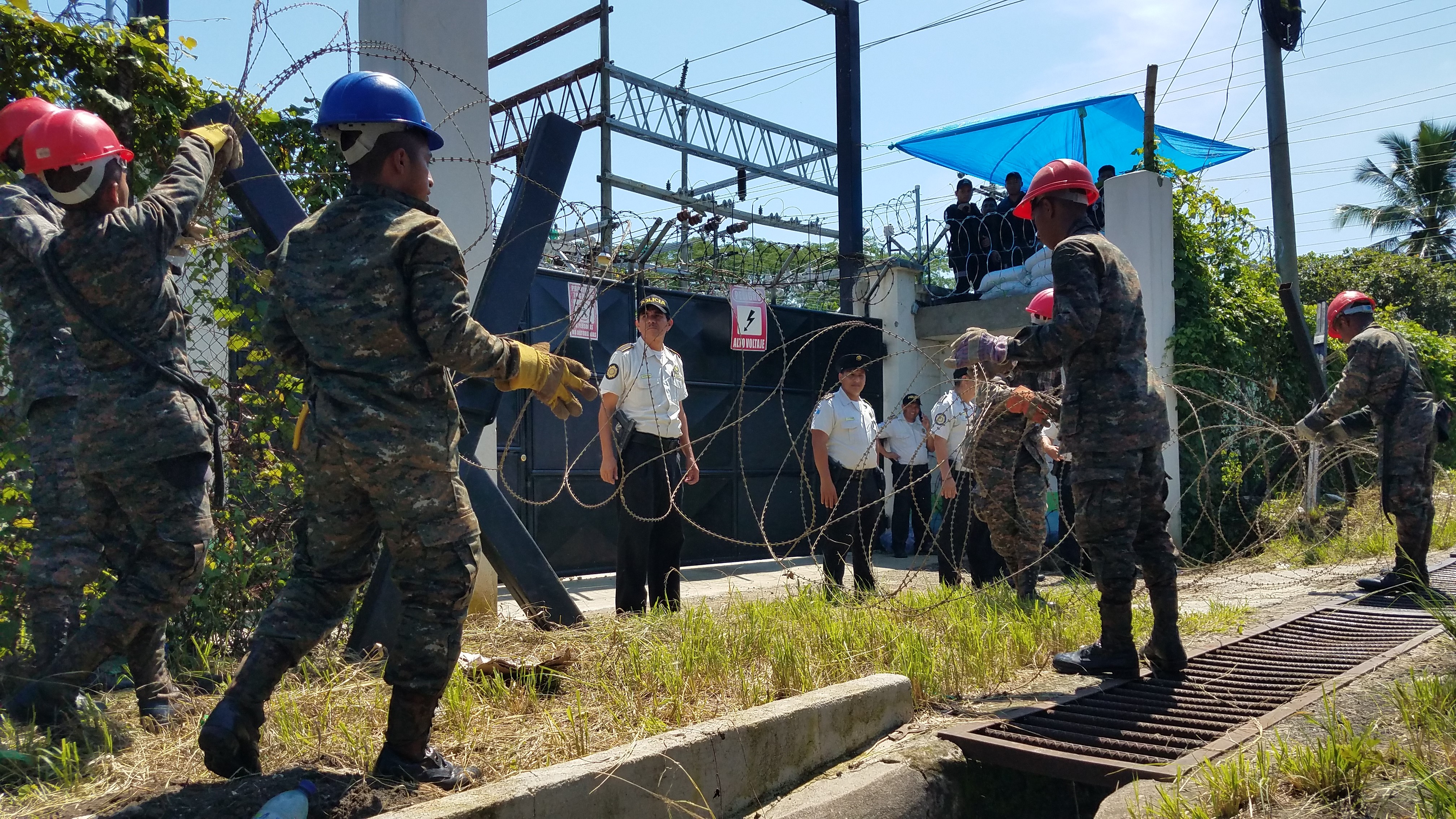 Las fuerzas de seguridad resguardan la subestación del INDE en Coatepeque, Quetzaltenango. (Foto Prensa Libre: Alexánder Coyoy)
