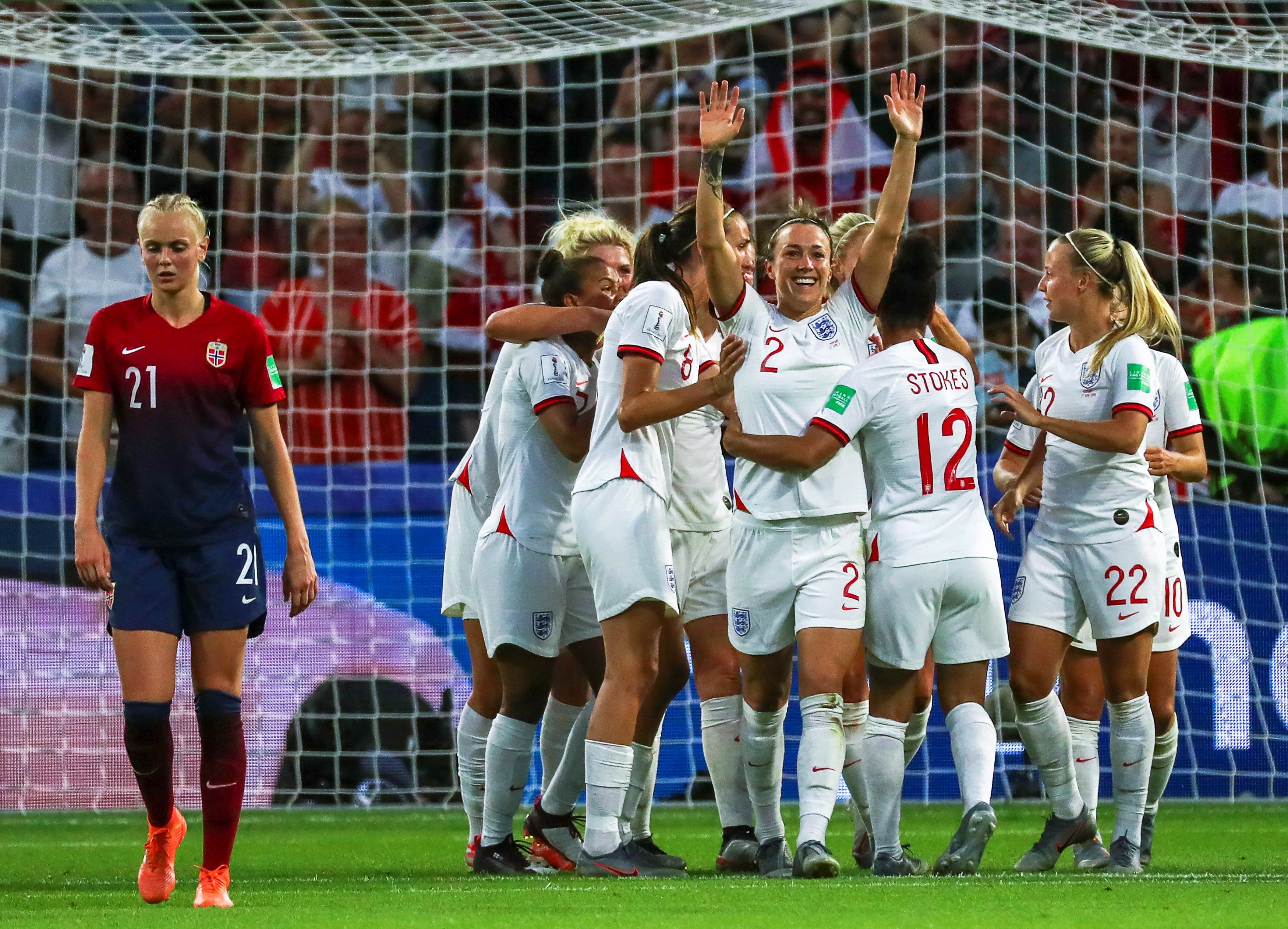 Las jugadoras inglesas celebran el 0-3 durante el partido por los cuartos de final de la Copa Mundial Femenina de la Fifa 2019. (Foto Prensa Libre: EFE)