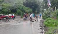 En Sololá un grupo de personas retira lodo y piedras que obstaculizaron la vía. (Foto Prensa Libre: Cortesía)  