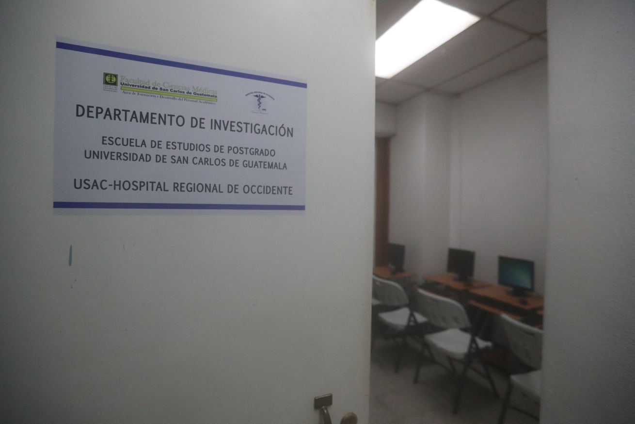 Estudiantes de medicina efectúan investigaciones en el HRO pero carecían de un espacio para reunirse así como de un comité de bioética. (Foto Prensa Libre: María Longo)  