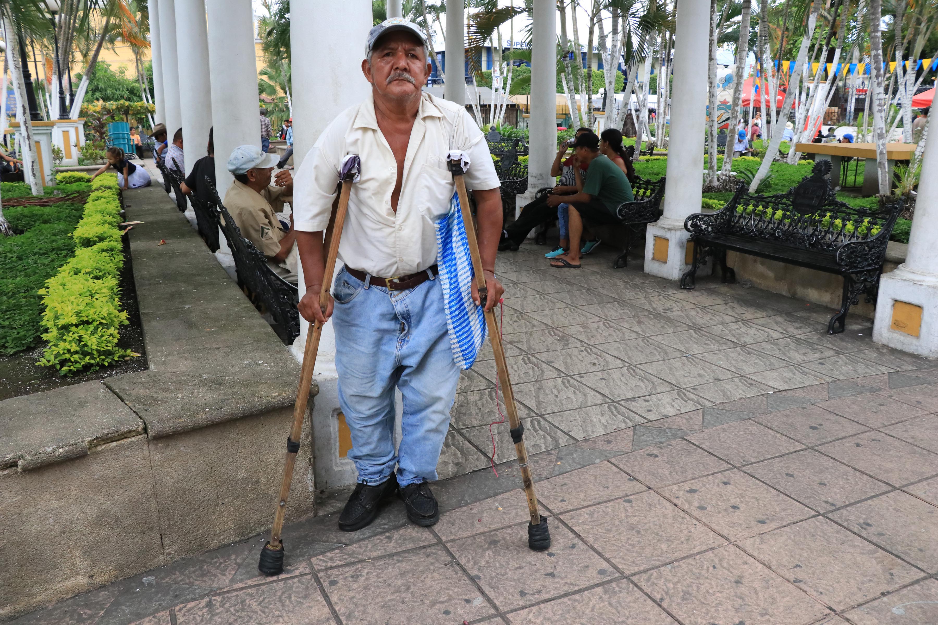Juan Gómez se moviliza con apoyo de sus muletas, debido a un accidente que sufrió. (Foto Prensa Libre: Enrique Paredes).