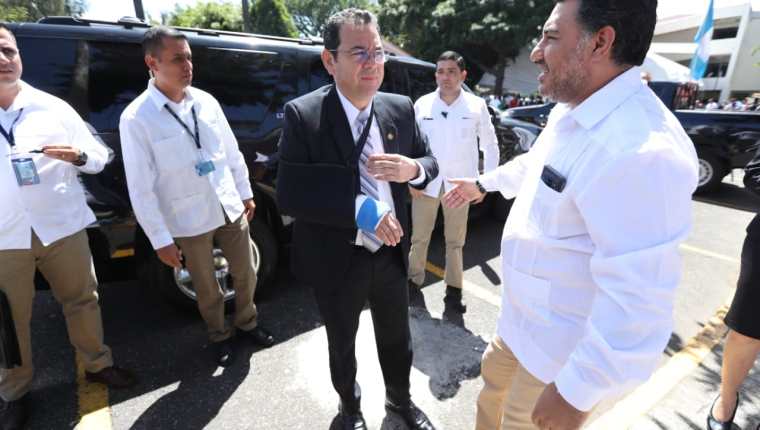 El presdiente Jimmy Morales llega al Ministerio de Ambiente para entregar la Orden Presidencial de Medio Ambiente. (Foto Prensa Libre: Esbin García)