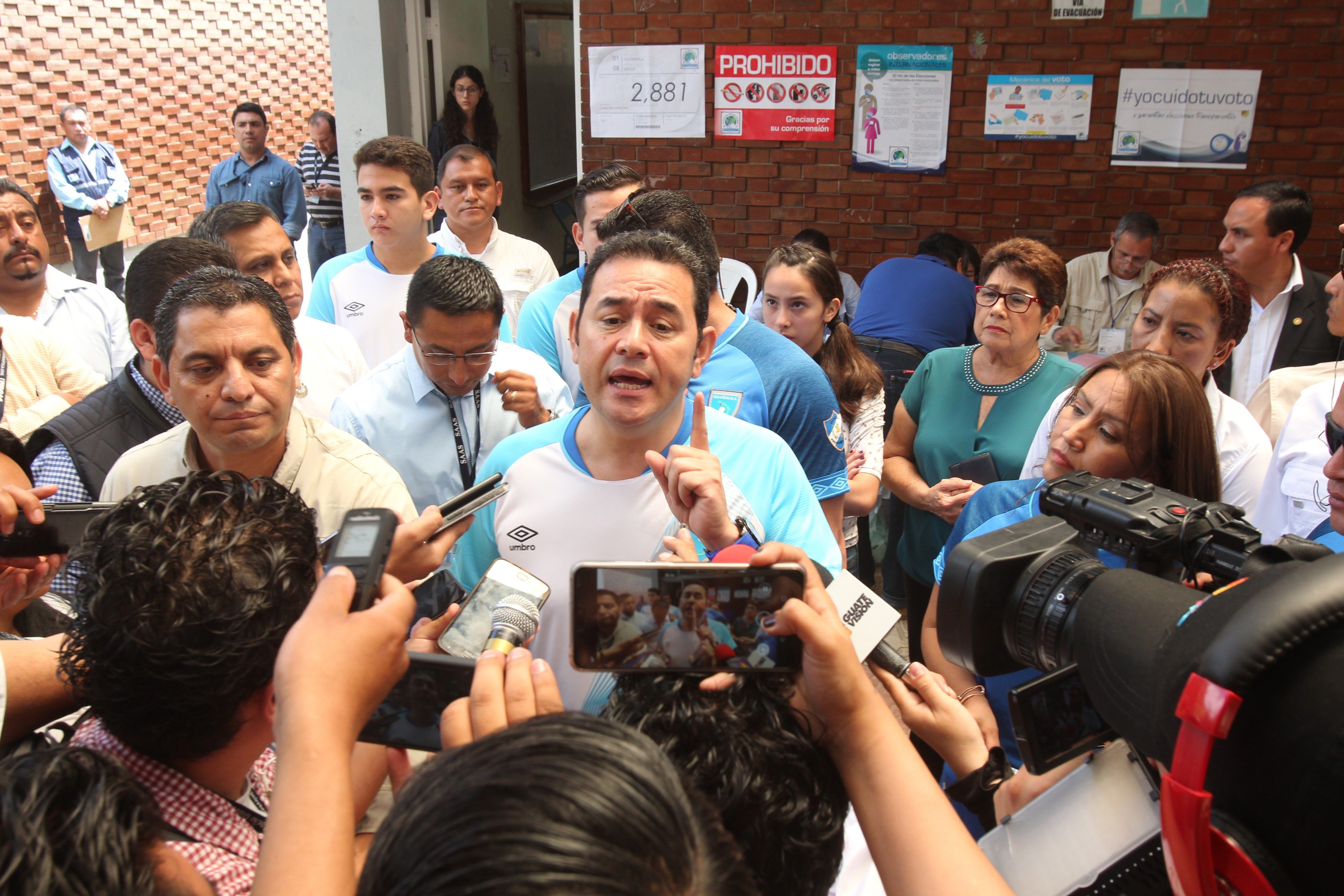 El presidente Jimmy Morales emitió el voto  en un colegio privado de la zona 7 de Mixco. (Foto Prensa Libre: Raúl Juárez) 