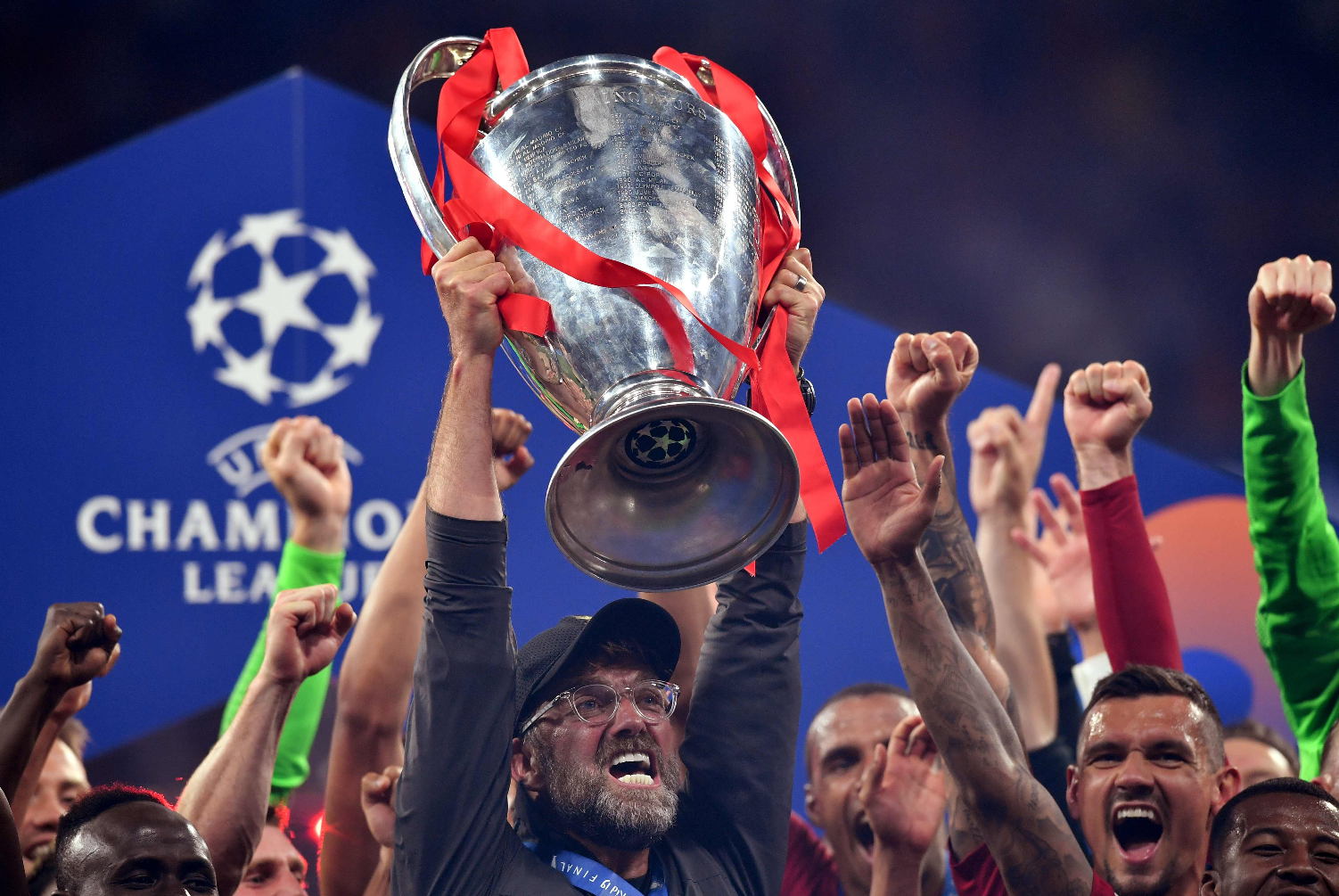 El entrenador alemán, del Liverpool, Jürgen Klopp, levanta muy emocionado la copa de la Champions League. (Foto Prensa Libre: AFP)