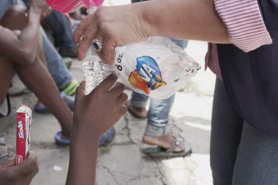 La PDH y la ONU se han encargado de la alimentación de los migrantes. Foto Prensa Libre: Luisa Laguardia
