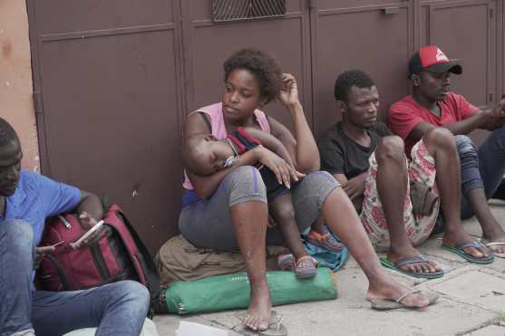 La preocupación de los migrantes es notoria en sus gestos. Foto Prensa Libre: Luisa Laguardia