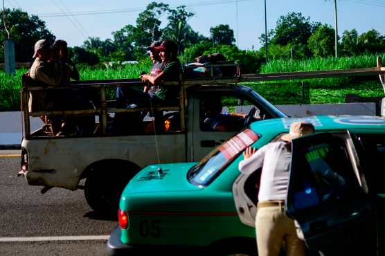 Los agentes de migración mexicanos han endurecido los registros después de la frontera entre Guatemala y México para evitar el paso de migrantes. Foto Prensa Libre: AFP 