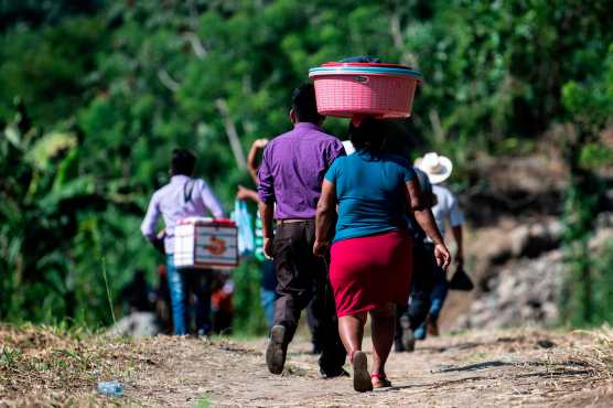 La gente camina después de haber cruzado ilegalmente el río Suchiate desde El Carmen en Guatemala hasta Talisman en el estado de Chiapas, México. Foto Prensa Libre: AFP 