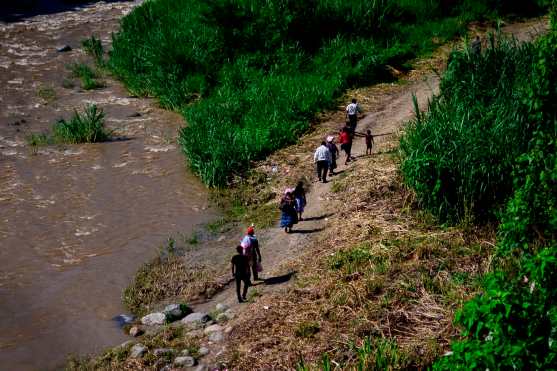 Varios senderos son utilizados por los migrantes para continuar su camino hacia Estados Unidos. Foto Prensa Libre: AFP