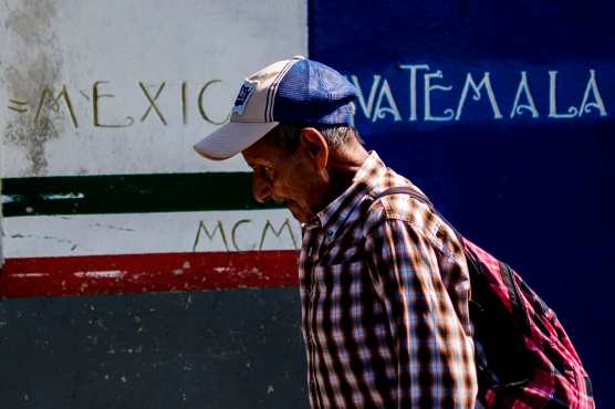 Un hombre cruza desde El Carmen en Guatemala a Talisman, Chiapas en el puente Talisman en el estado de Chiapas, México. Foto Prensa Libre: AFP