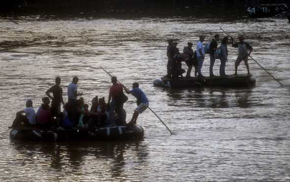 Los inmigrantes y lugareños usan una balsa improvisada para cruzar ilegalmente el río Suchiate, desde Tecun Uman, en Guatemala hasta Ciudad Hidalgo, estado de Chiapas, México. Foto Prensa Libre: AFP
