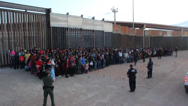 Un grupo de migrantes es detenido por la Patrulla Fronteriza de EE. UU. El incesante flujo de migrantes ha preocupado al gobierno de ese país que ahora busca que sean interceptados por Guatemala. (Foto: CBP)