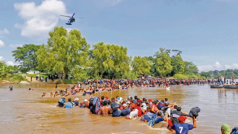 El 1 de marzo último migrantes hondureños cruzaron a pie el río Suchiate desde Guatemala  para atravesar México. (Foto Prensa Libre: Hemeroteca PL) 