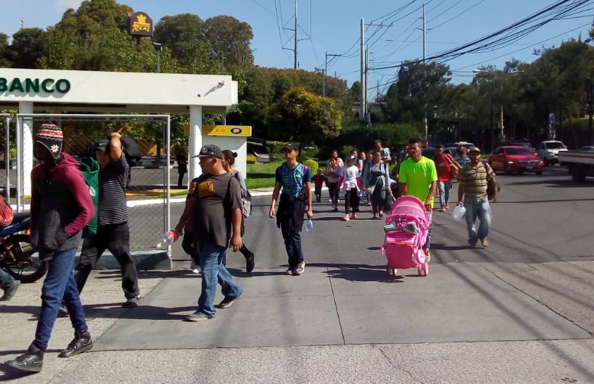 Migrantes hondureños caminan en el anillo Periférico y se enfilan para la ruta al Pacífico, su objetivo es llegar a EE. UU. (Foto Prensa Libre: Edwin Pitán)
