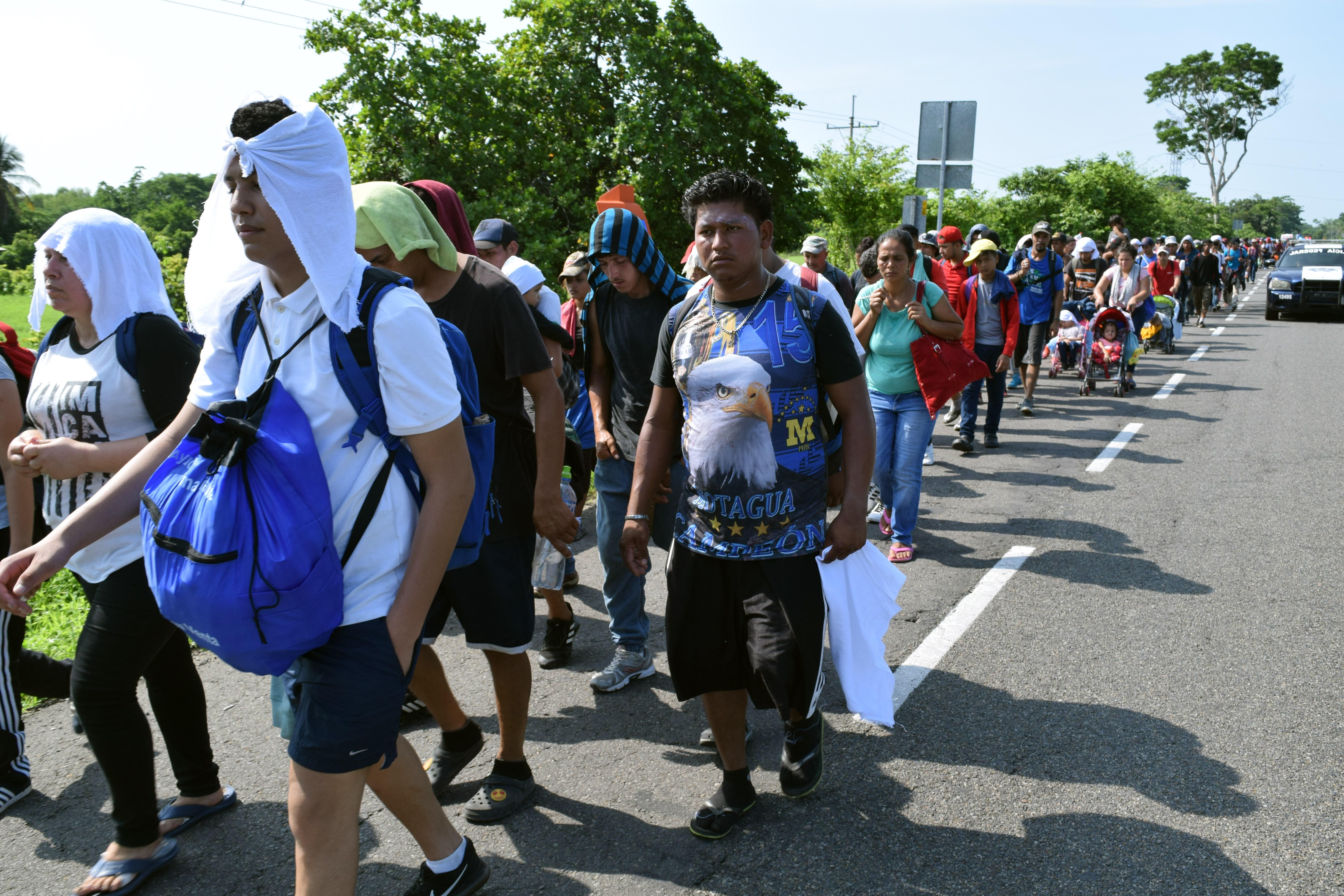 Hasta ahora, ninguna legislación o acuerdo ha disminuido la ola de migrantes. Desplazados en Tapachula, México. (Foto Prensa Libre: EFE)