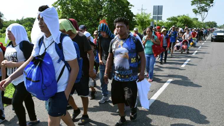 Hasta ahora, ninguna legislación o acuerdo ha disminuido la ola de migrantes. Desplazados en Tapachula, México. (Foto Prensa Libre: EFE)