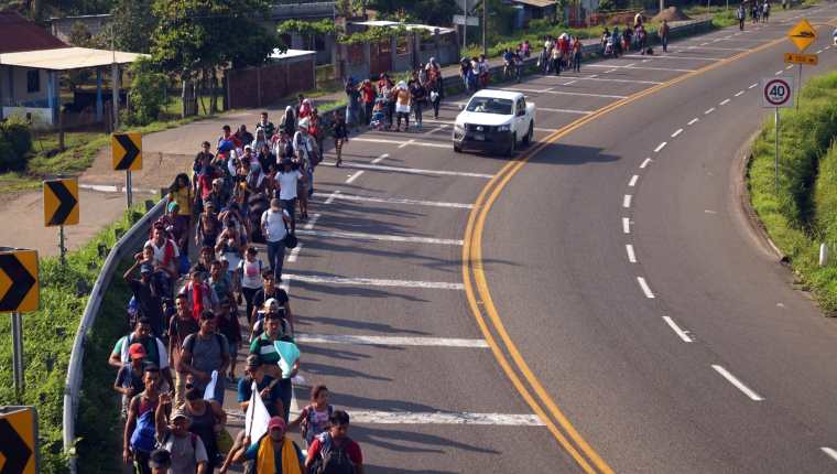 Miles de hondureños y salvadoreños cruzando Guatemala en su camino a México y luego a Estados Unidos. (Foto Prensa Libre: Hemeroteca PL)