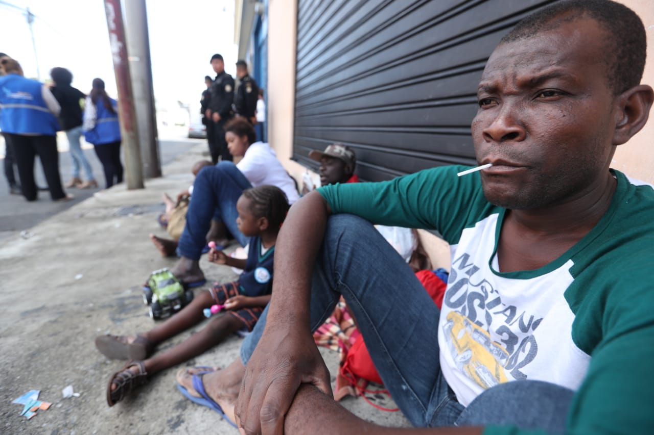Frente al albergue del Instituto Nacional de Migración, en zona 5, inmigrantes haitianos descansan en la vía pública. (Foto Prensa Libre: Esbin García) 